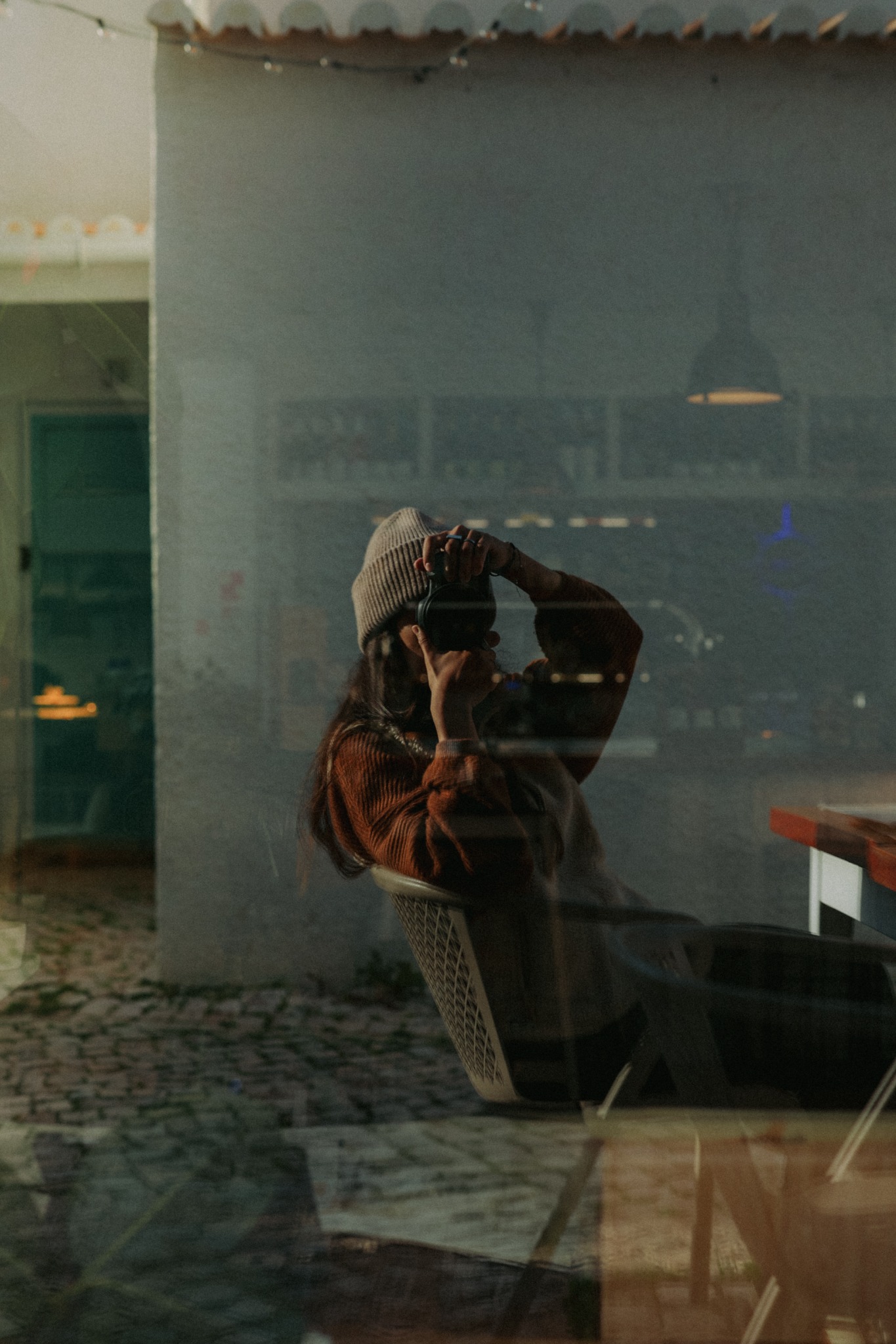 Die Berliner Fotografin Cindy Putri mit ihrer Kamera in einer Spiegelung