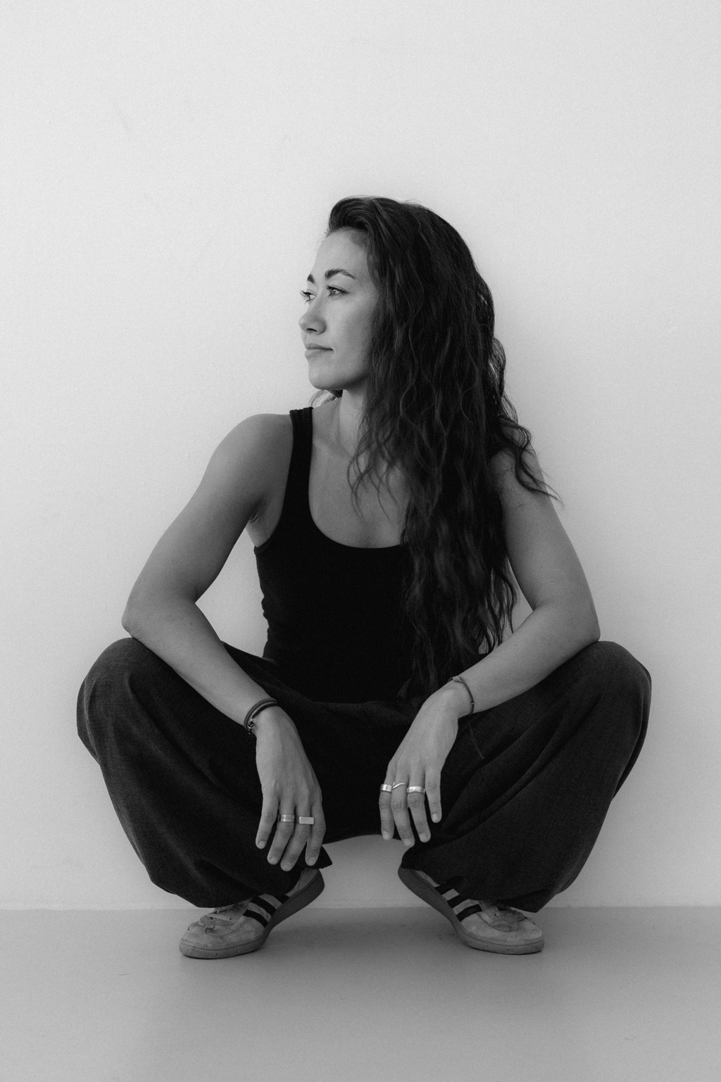 Schwarz-Weiß-Porträt der Fotografin Cindy Putri