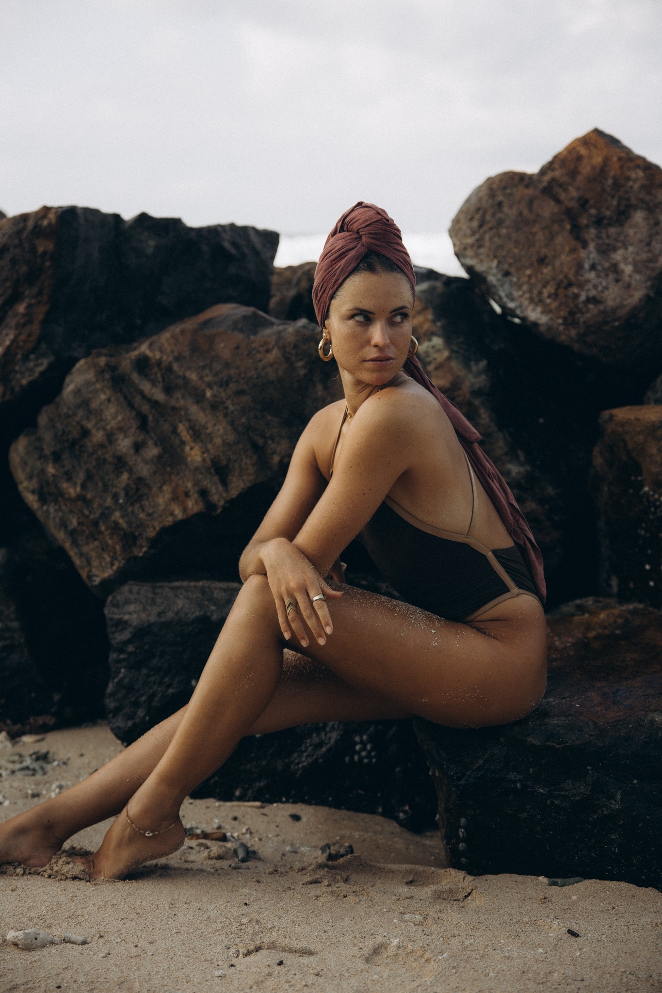 Editoriales Lifestyle-Portrait mit Turban am Strand