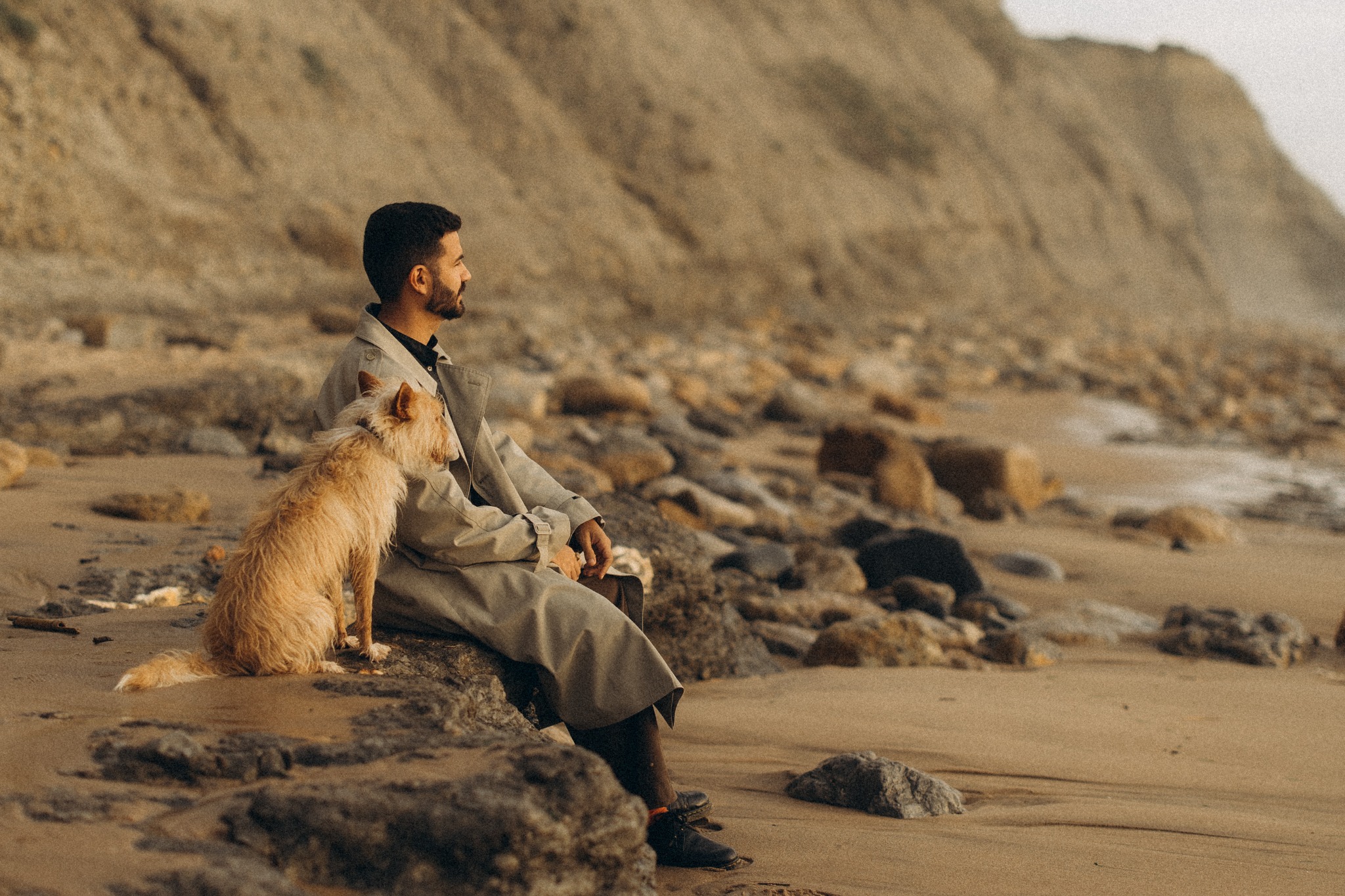 Mann und Hund am Strand