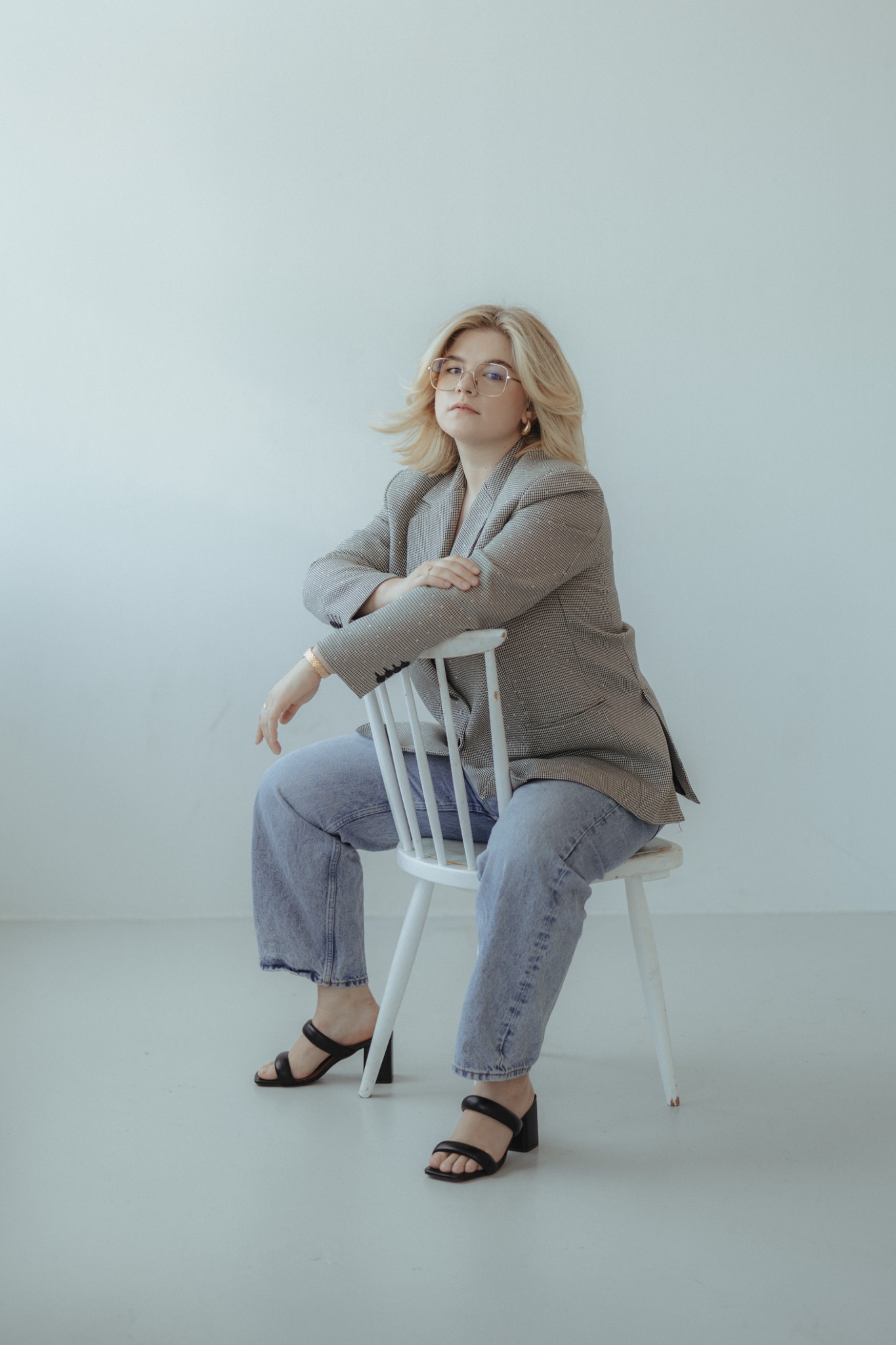 Klares und selbstbewusstes Businessportrait im Studio