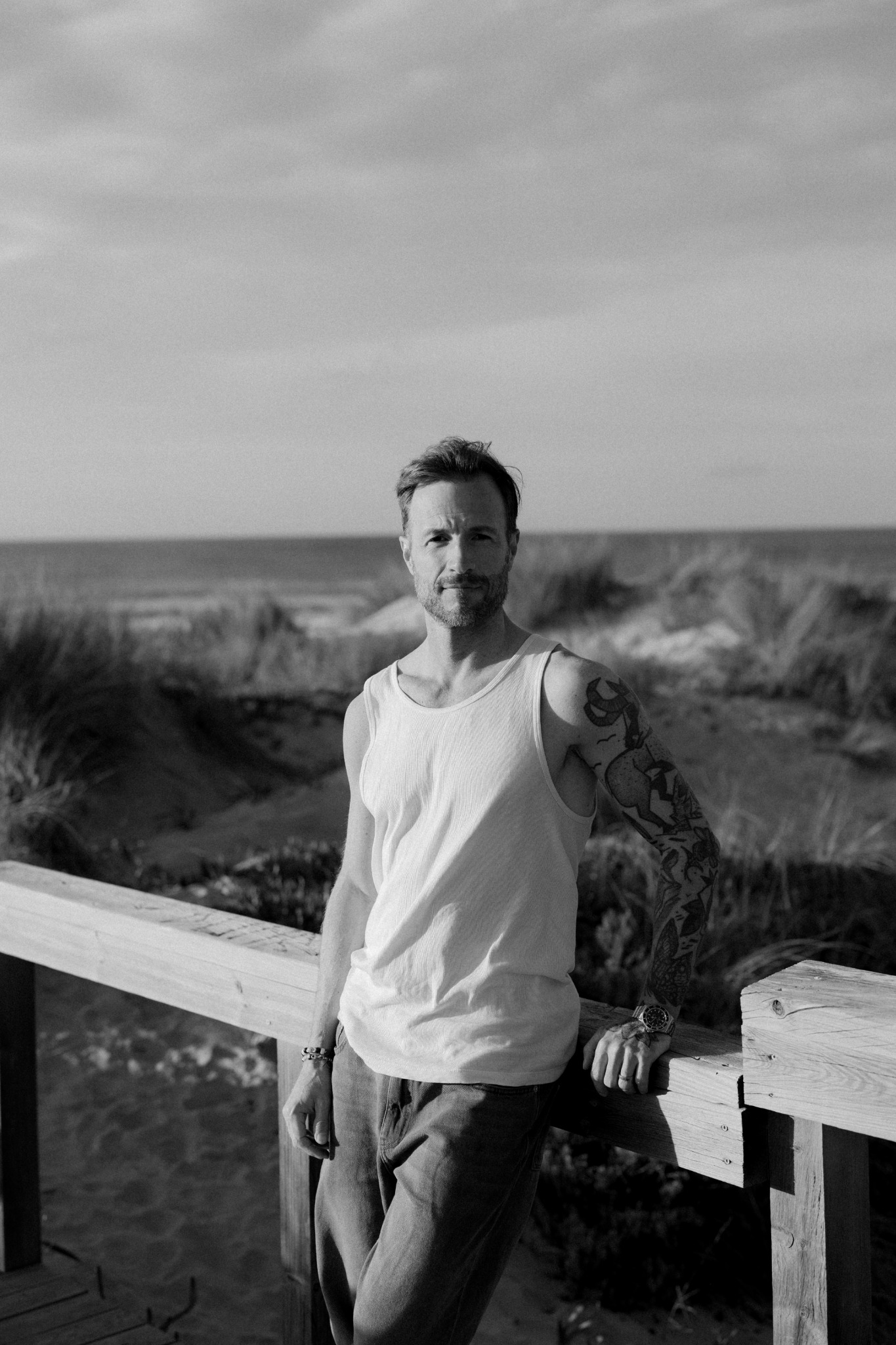 Schwarz-Weiß-Portrait eines Unternehmers am Meer